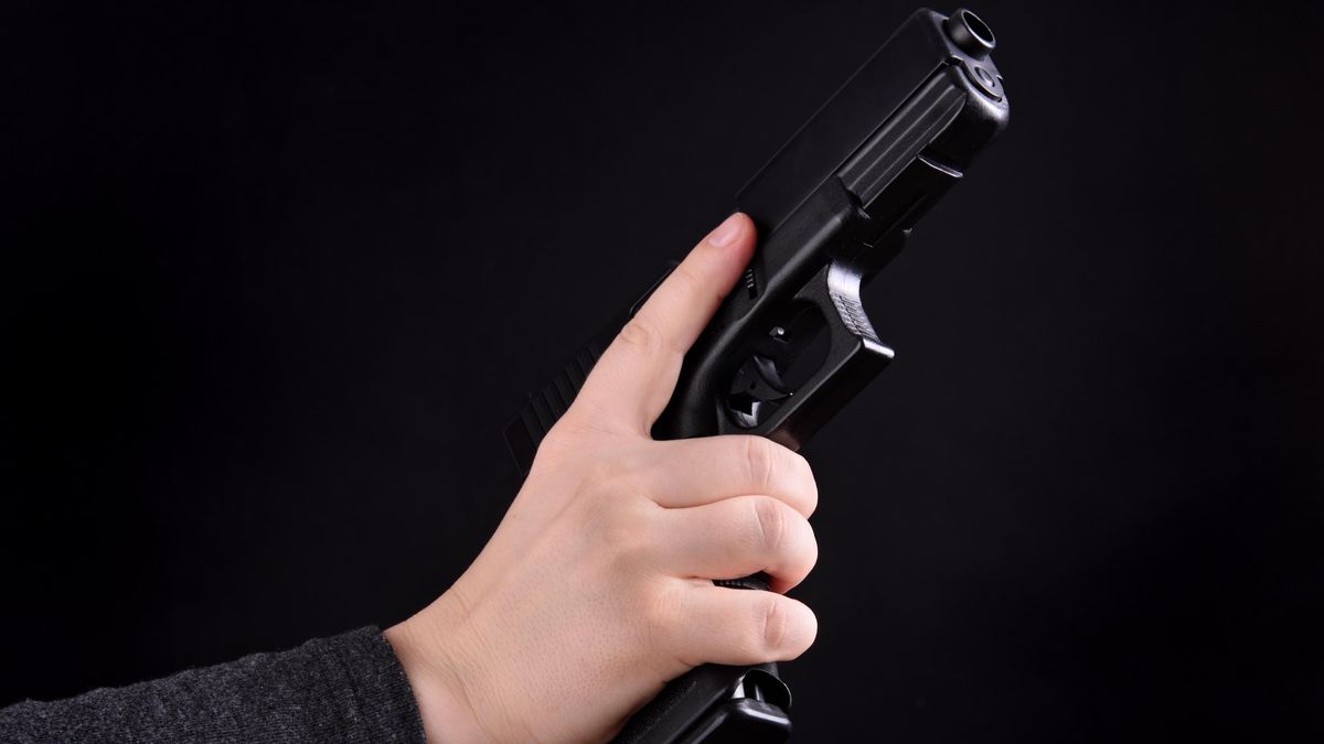 Žák si na základní školu v Praze přinesl pistoli. Zasahovalo několik policejních jednotek